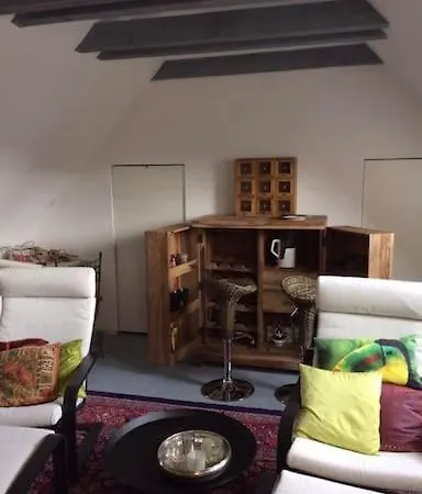 Apartment Geschmackvolles Dachstudio In Der Innenstadt *